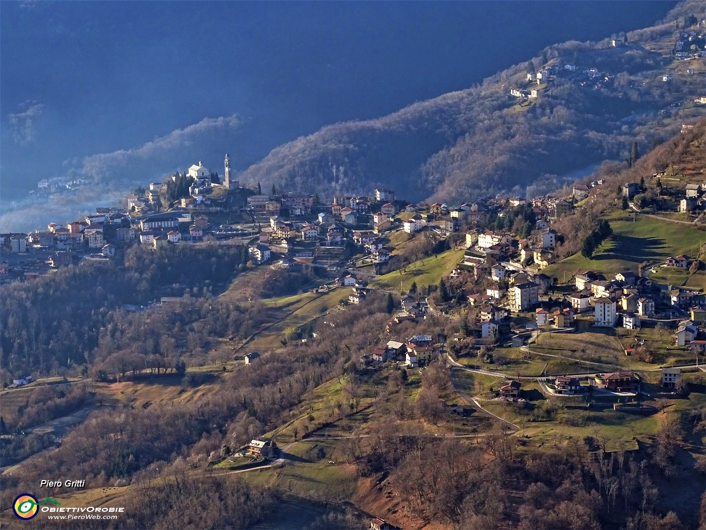 09 Dalla Chiesa di Fuipiano  vista zoomata sulla dirimpettaia Rota Imagna.JPG -                                